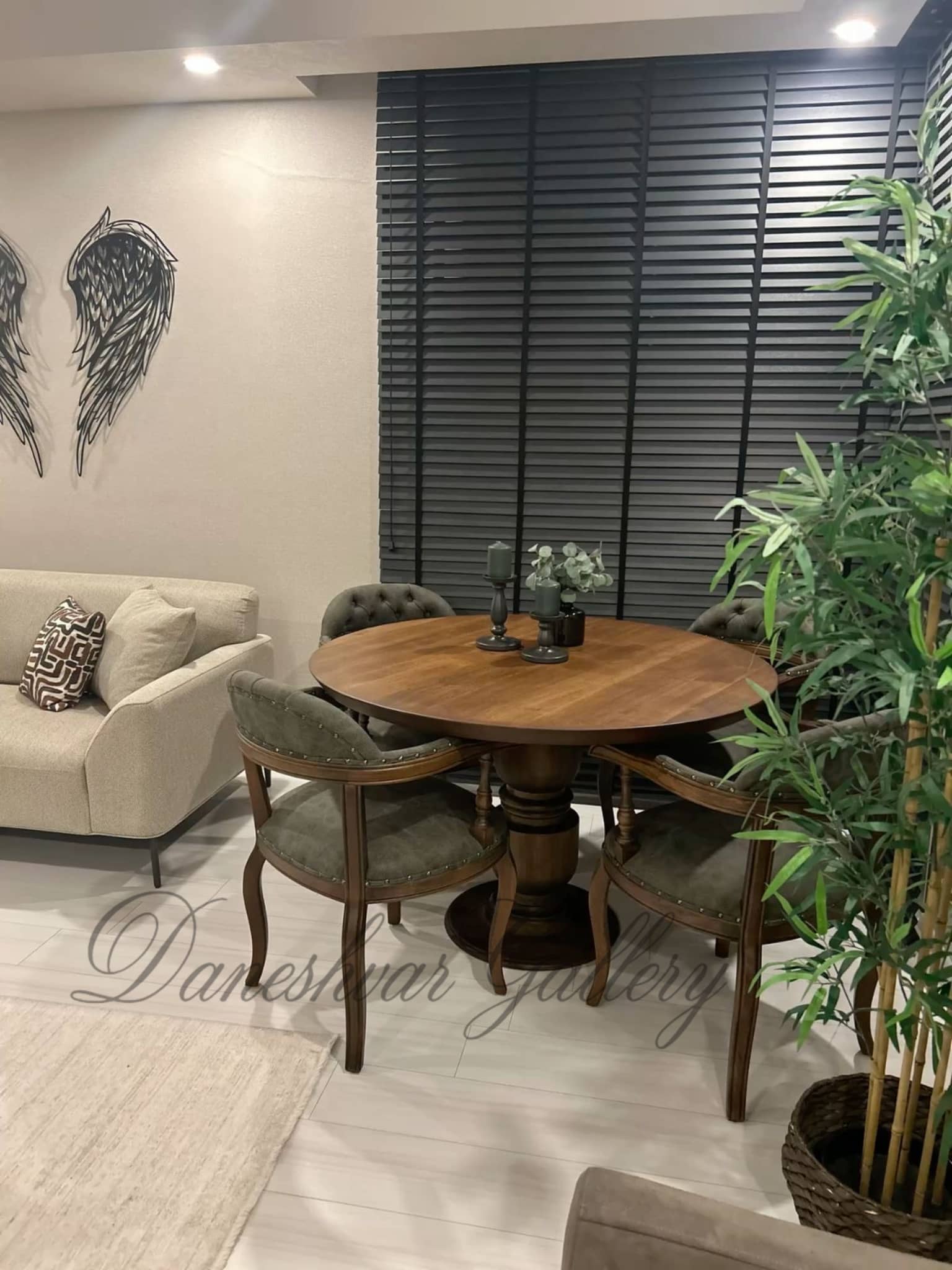 ميز ناهارخورى گرد يا مستطيل